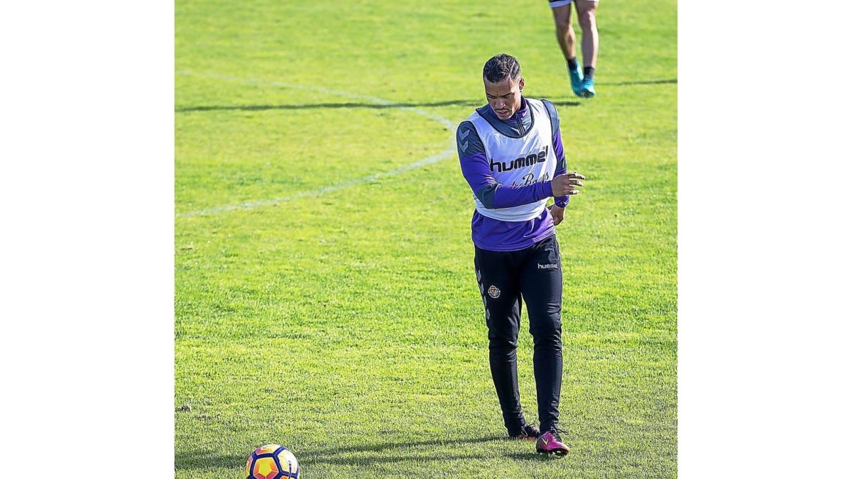 Raúl de Tomás observa pensativo un balón, durante el entrenamiento de ayer.-MIGUEL ÁNGEL SANTOS