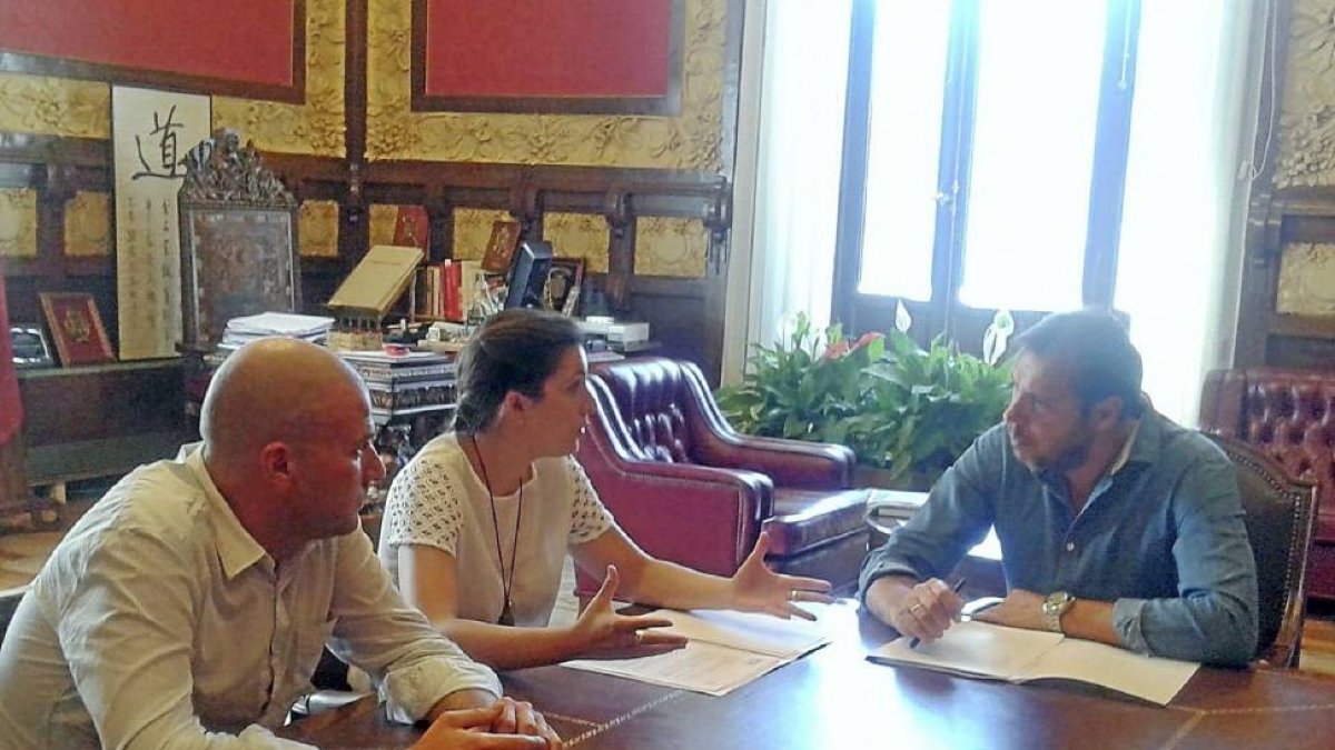 Rubén González y Soraya Mayo, de ATA, en la reunión que mantuvieron con el alcalde, óscar Puente.-El Mundo