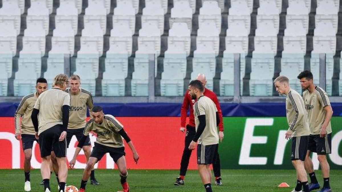 Los jugadores del Ajax, en pleno entrenamiento en Turín.-EPA/ANSA