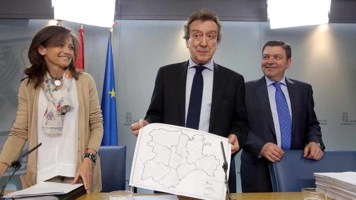 José Antonio de Santiago-Juárez, informa sobre la actualización de los mapas de ordenación del territorio y su último trámite, junto a María de Diego y Luis Miguel González Gago.-ICAL