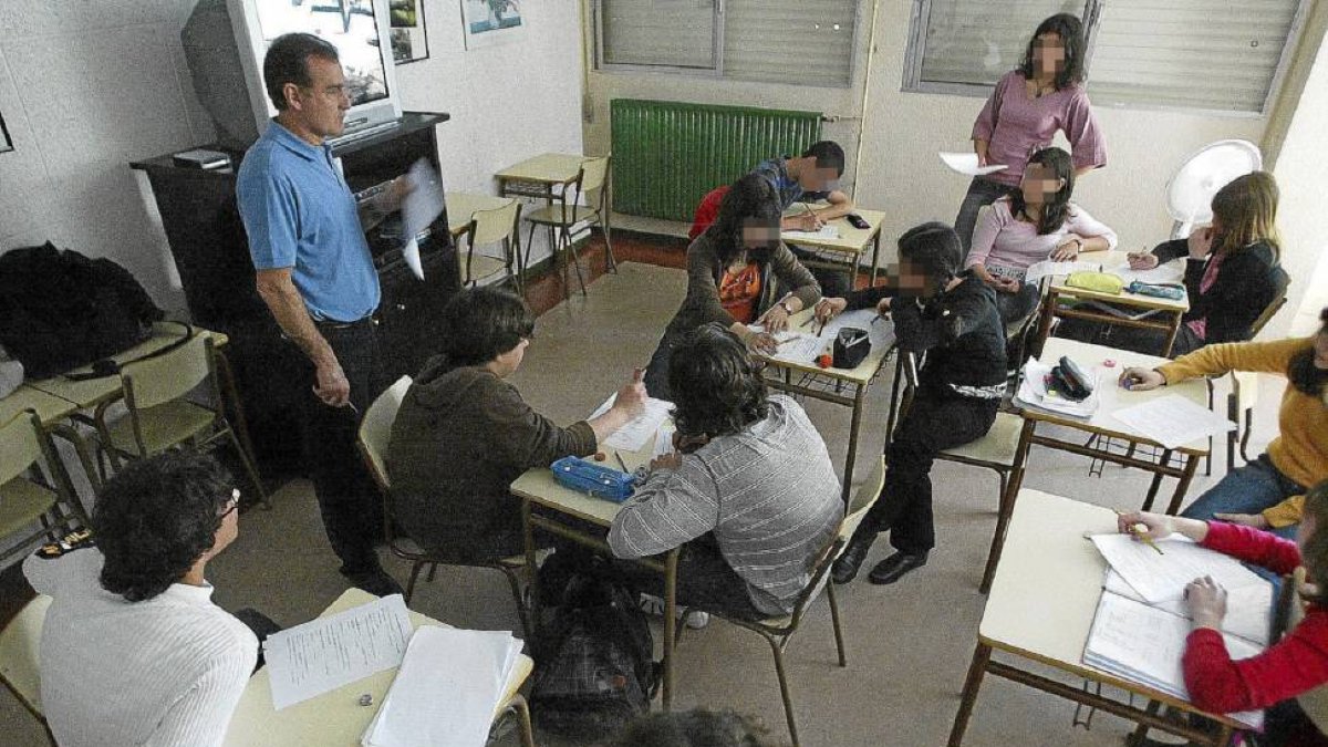 Imagen de archivo de un profesor y sus alumnos en el transcurso de una clase en un instituto de Valladolid. -E. M.