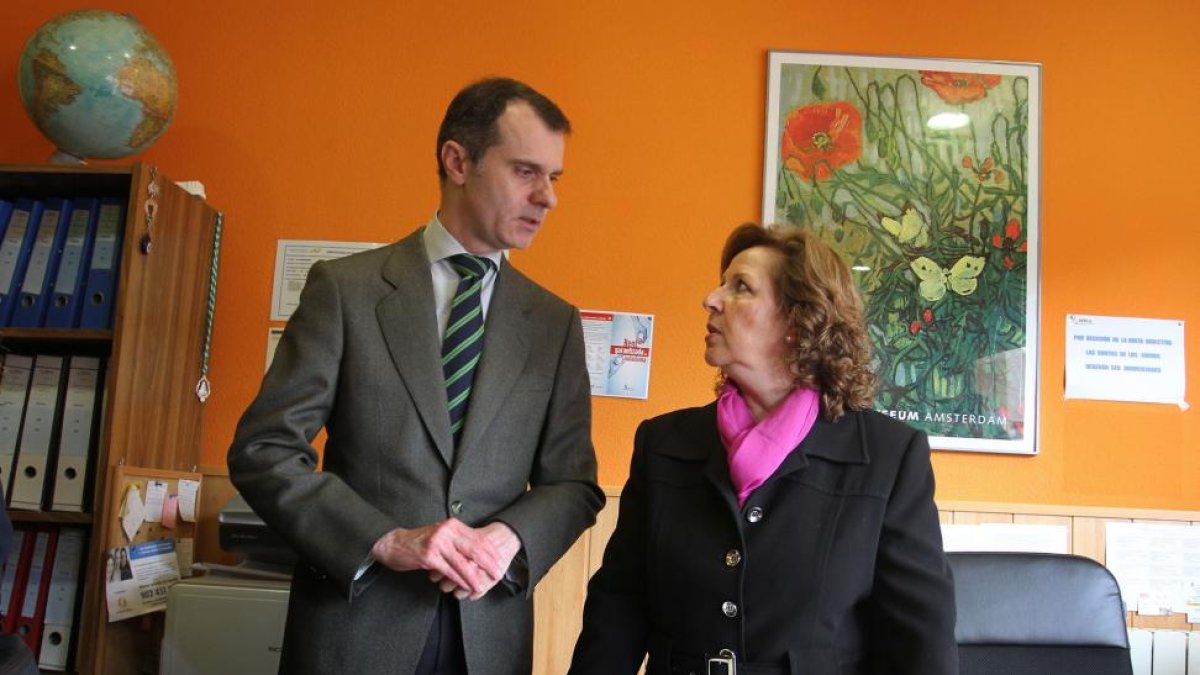 El secretario general de la Consejería de la Presidencia, José Manuel Herrero; junto a la presidenta de AERCYL (Asociación de Emigrantes Retornados en Castilla y León), Francisca Cabello, antes de la reunión-ICAL