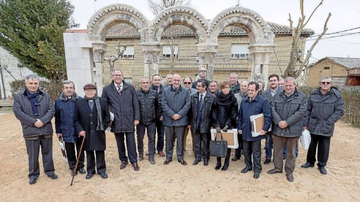 Jesús Julio Carnero (centro)  acompañado por el alcalde de Ceinos de Campos, Celiano Villalba, y la directora del Museo Nacional de Escultura, María Bolaños-El Mundo