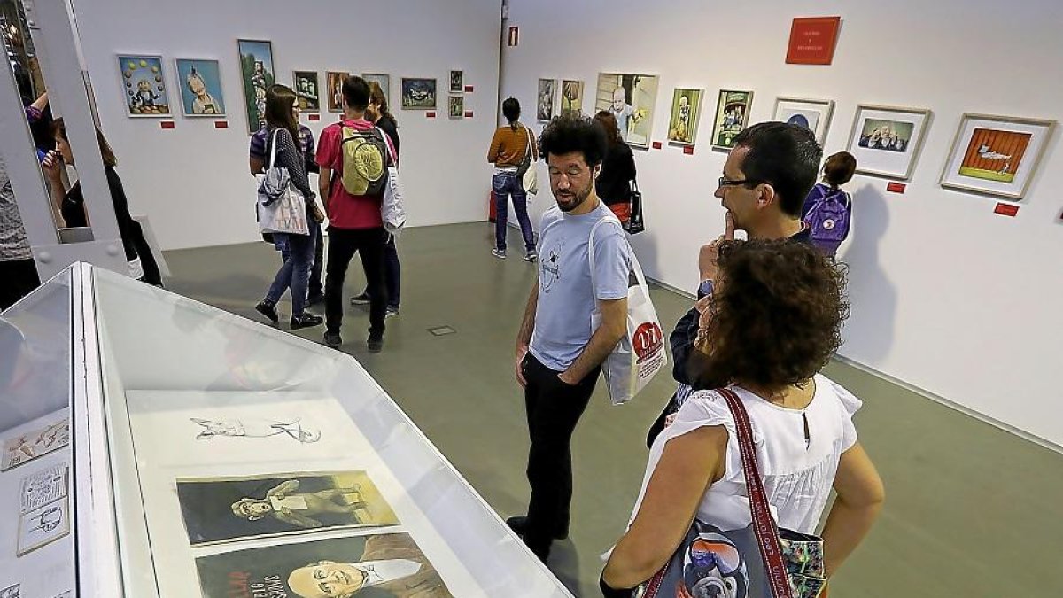 Julio Falagán contempla unas ilustraciones en la pasada edición de Vilustrado.-J. M. LOSTAU
