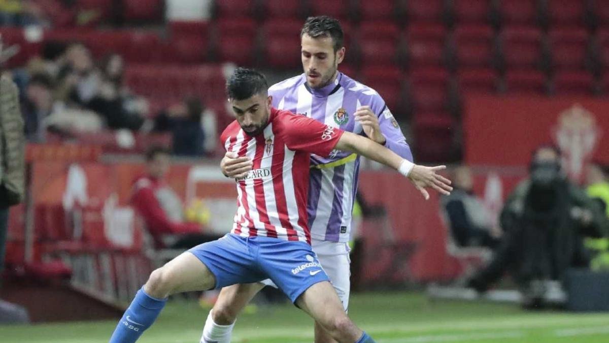 Kiko Olivas intenta frenar a Jony en el Sporting-Valladolid de la pasada temporada.-PHOTO-DEPORTE