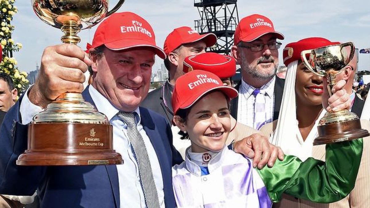 La amazona Michelle Payne y su entrenador, Darren Weir, tras ganar la Copa Melbourne de hípica con el caballo Prince of Penzance.-AP / ANDY BROWNBILL
