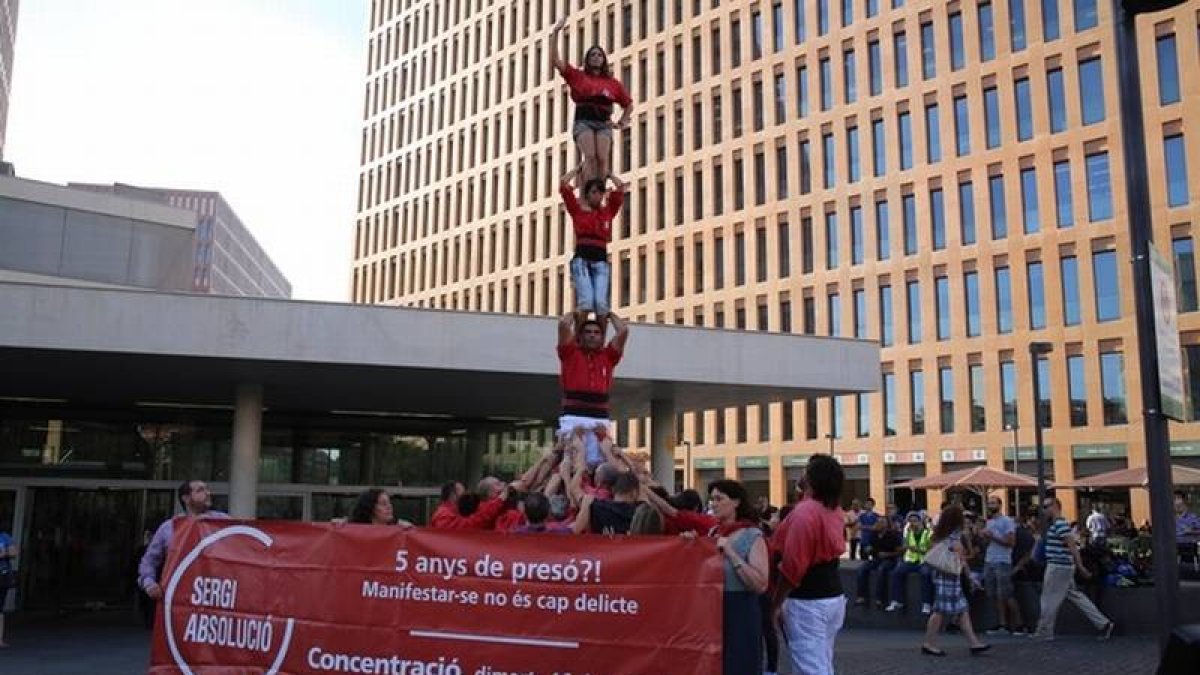 Protesta de 'castellers' ante la Ciutat de la Justícia por el juicio a Sergi Rubia, acusado de disturbios en Sants durante una manifestación por Can Vies.-Foto: RICARD CUGAT