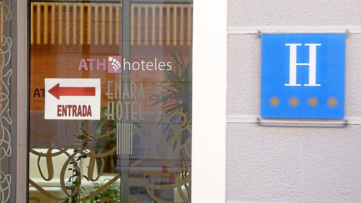 Puerta de entrada del ‘Enara’, con el nombre y logotipo de la nueva cadena ATHque explota el hotel.-J. M. LOSTAU