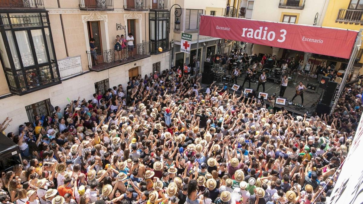 La Maravillosa Orquesta del Alcohol saltó a la plaza del Trigo como la sorpresa del día y puso patas arriba la céntrica ágora, que se extendió hasta el infinito y más allá.-RODRIGO MENA - SONORAMA RIBERA