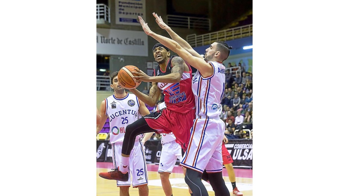 Wade Chatman, el jugador más determinante del Comercial Ulsa anoche, entra a canasta defendido por Aramburu.-PABLO REQUEJO