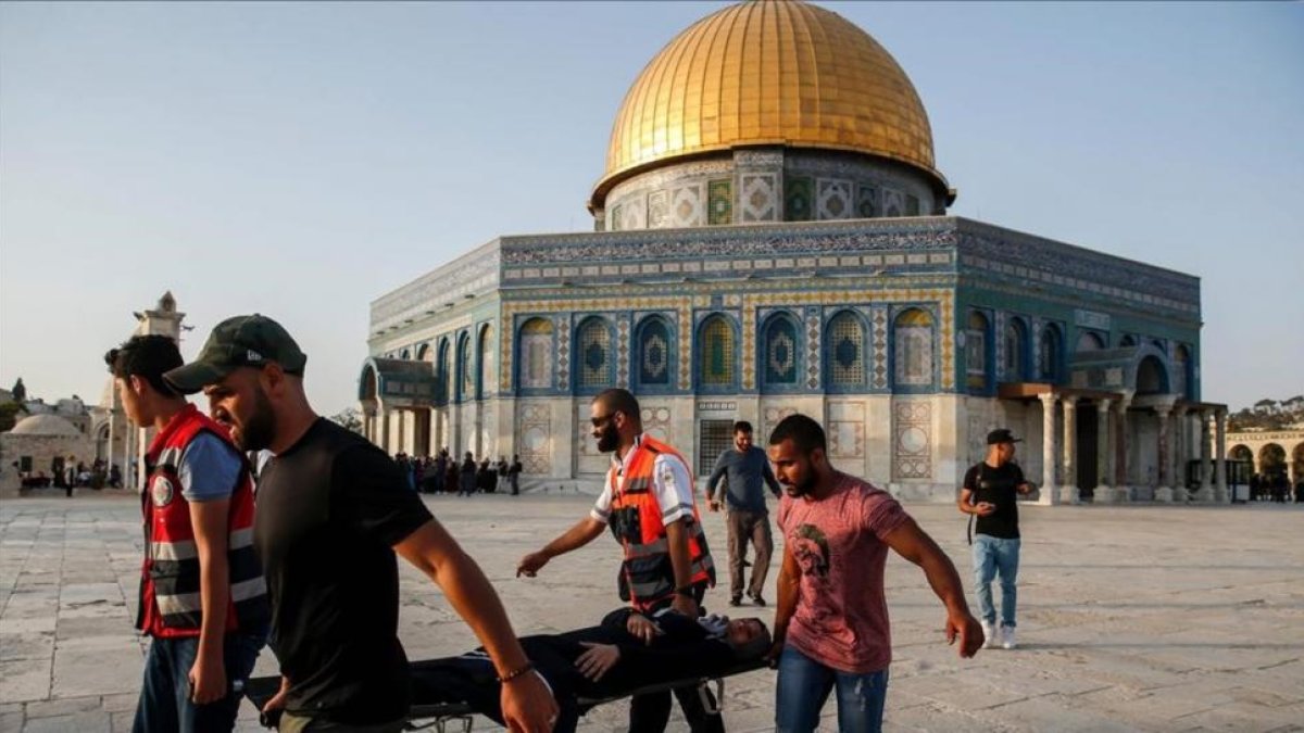Trasladan a una mujer herida en la Explanada de las Mezquitas-AHMAD GHARABLI / AFP