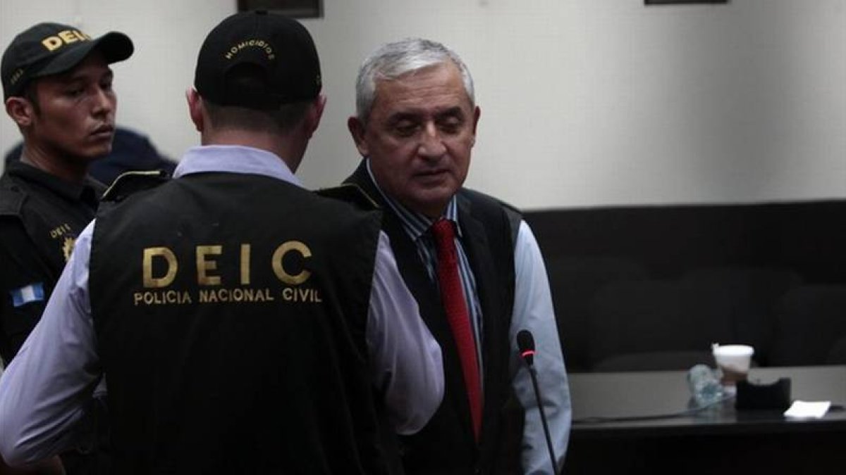 Otto Pérez Molina, custodiado por policías, este jueves en Guatemala.-EFE / ESTEBAN BIBA