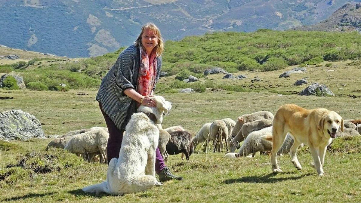 Ernestine Lüdeke posa junto a sus dos mastines y detrás puede verse a parte de su rebaño.-E.M.