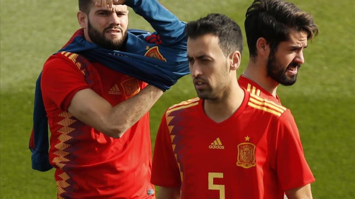 Sergio Busquets, junto con Isco y Nacho, antes de posar para la foto oficial con la nueva camiseta.-FRANCISCO SECO / AP