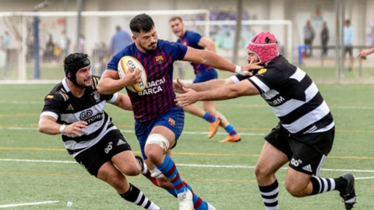 Smith y Villagrá tratan de frenar a Robledo. / E.M.