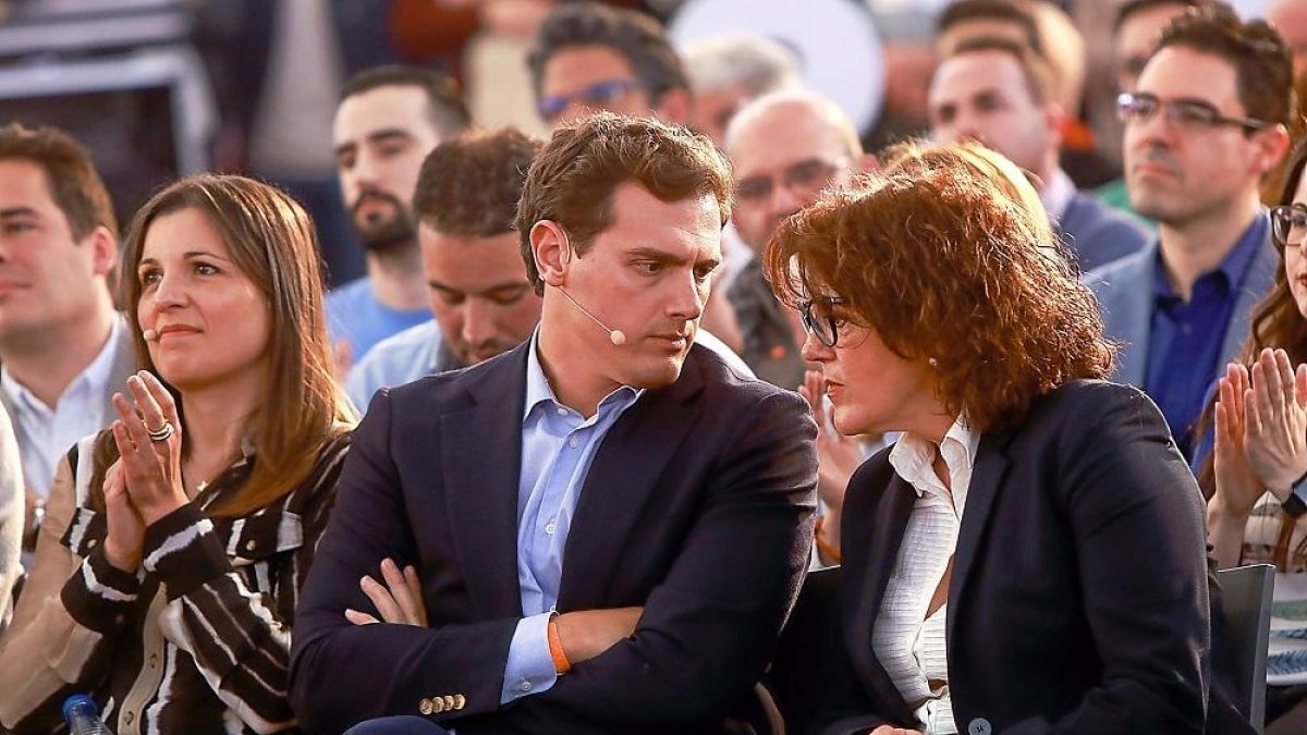 Soraya Mayo, Albert Rivera y Soraya Rodríguez hablan en un momento del mítin.-J. M. LOSTAU