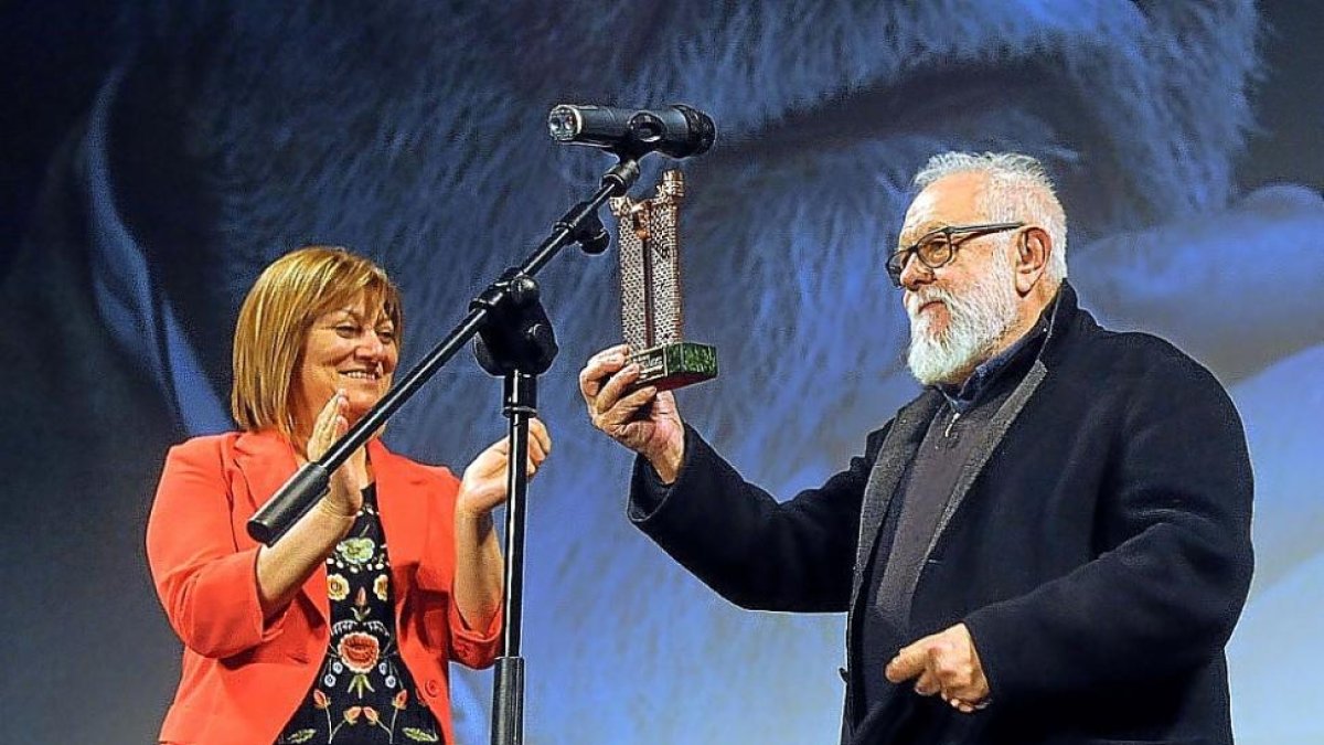 Gonzalo Suárez recibe el Roel de Honor.-E. M.