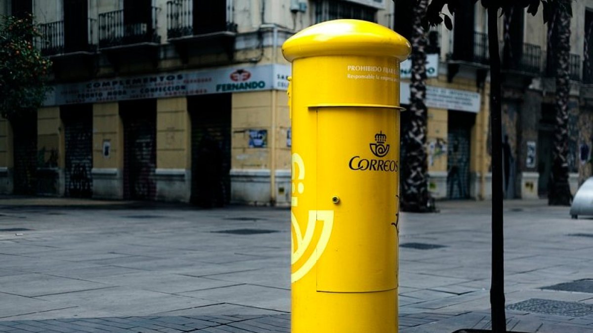 Buzón de Correos en Valladolid. Las cartas bomba parten de Valladolid a 5 de diciembre. - E. M.