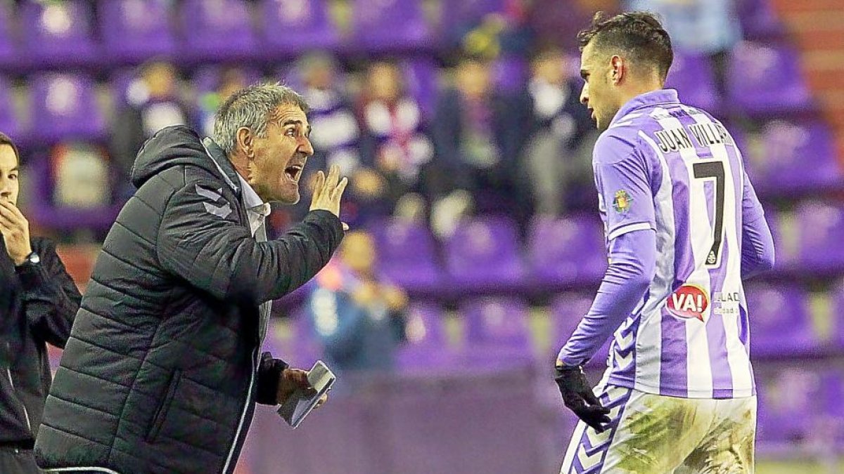Paco Herrera habla con Juan Villar durante el partido frente al Mirandés.-J.M.LOSTAU