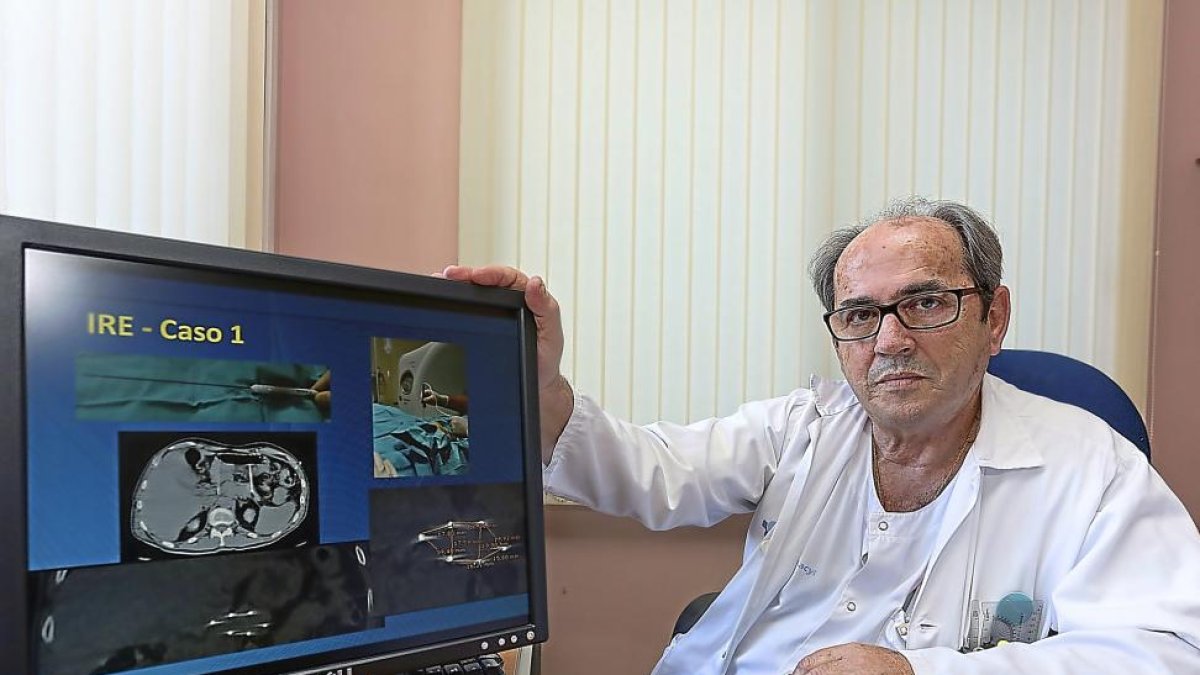 El radiólogo Javier Trueba en las instalaciones del Hospital Clínico Universitario de Valladolid.-MIGUEL ÁNGEL SANTOS