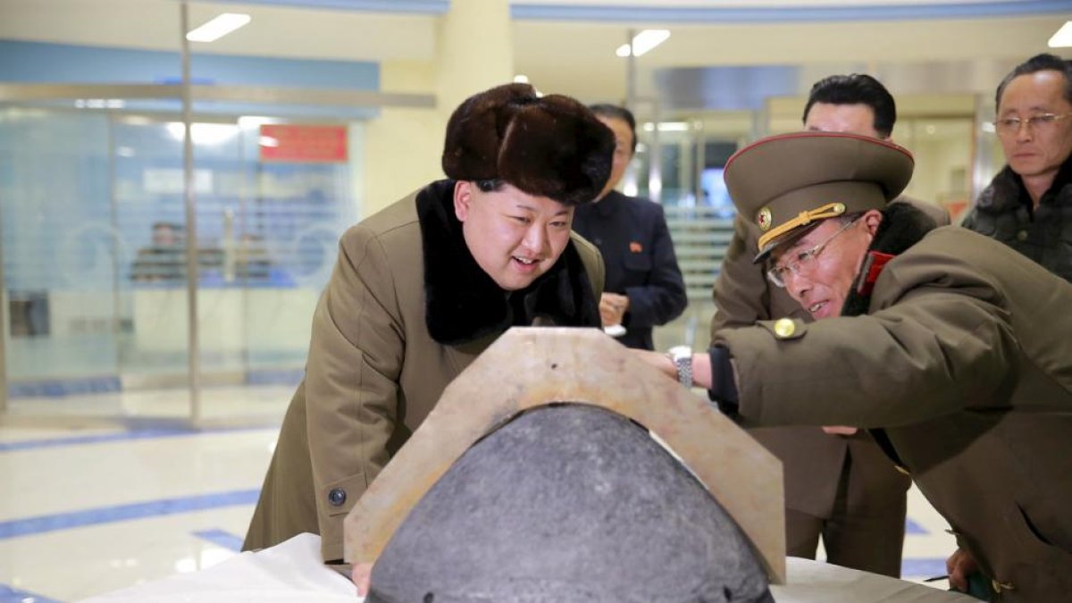 Kim Jong-un observa la recreación de la entrada en la atmósfera de un misil balístico.-KCNA / REUTERS