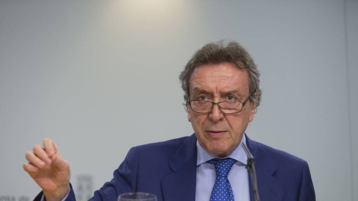 El consejero de la Presidencia y portavoz en funciones, José Antonio de Santiago-Juárez, comparece en rueda de prensa posterior al Consejo de Gobierno.-ICAL