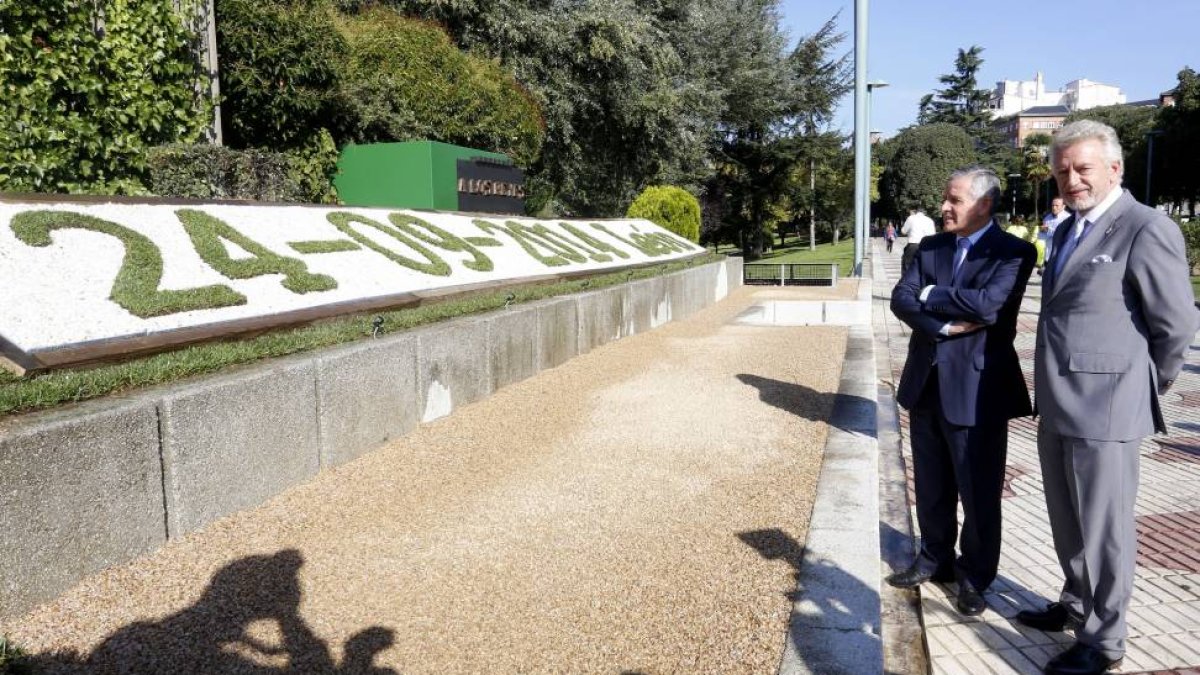 El alcalde de León, Emilio Gutiérrez y el concejal de Parques y Jardines, Julio Cayón, inauguran el Calendario de Jardín ‘León, cuna del parlamentarismo’, en el monumento a los Reyes de León en la plaza de Guzmán-Ical