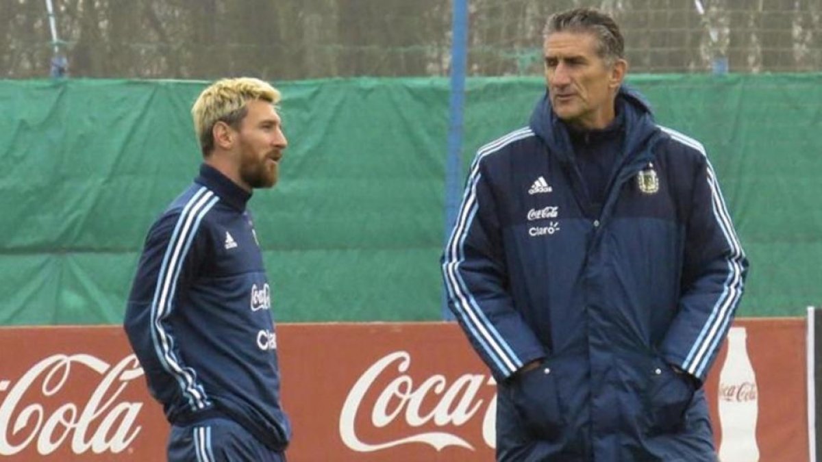 Leo Messi y Edgardo Bauza,,el seleccionador de Argentina, en un entrenamiento del cuadro albiceleste.-