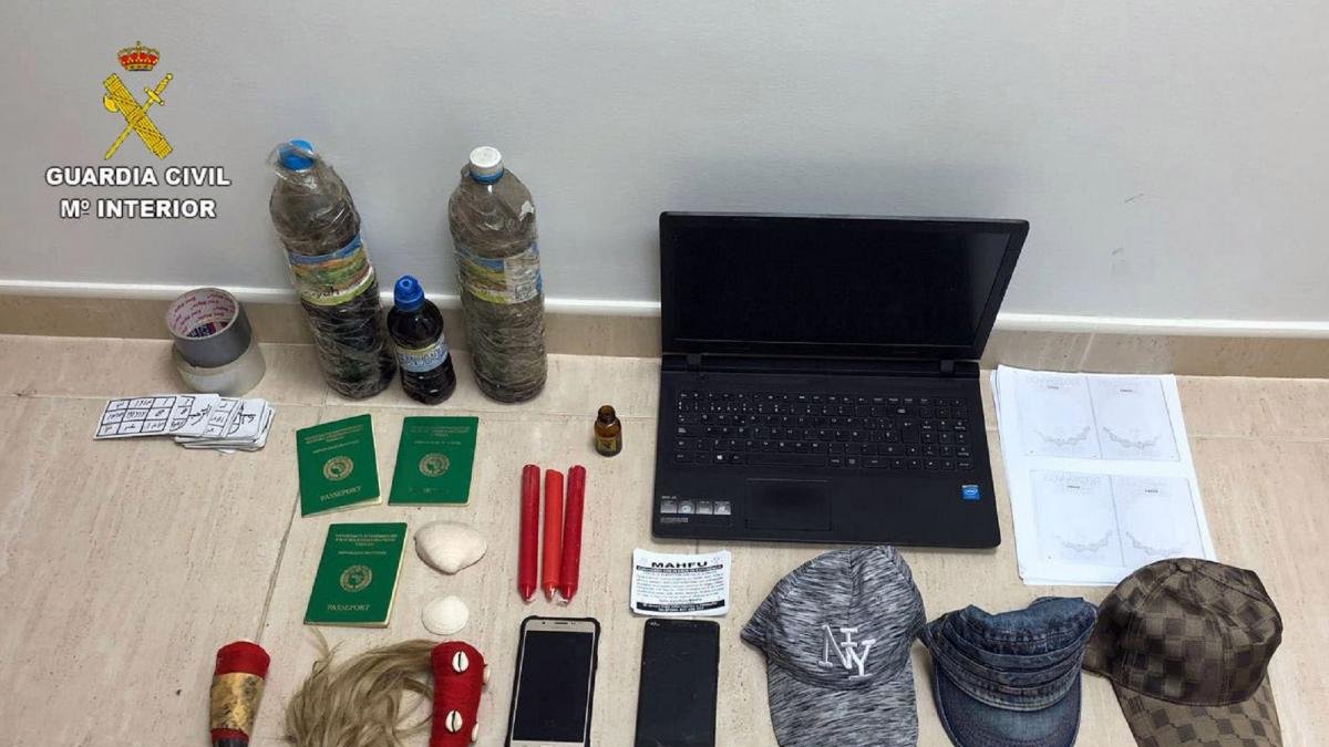 Material incautado a un hombre, detenido por extorsión tras amenazar a una vecina del Bierzo con un ritual de santería si no le daba 20.000 euros.-ICAL