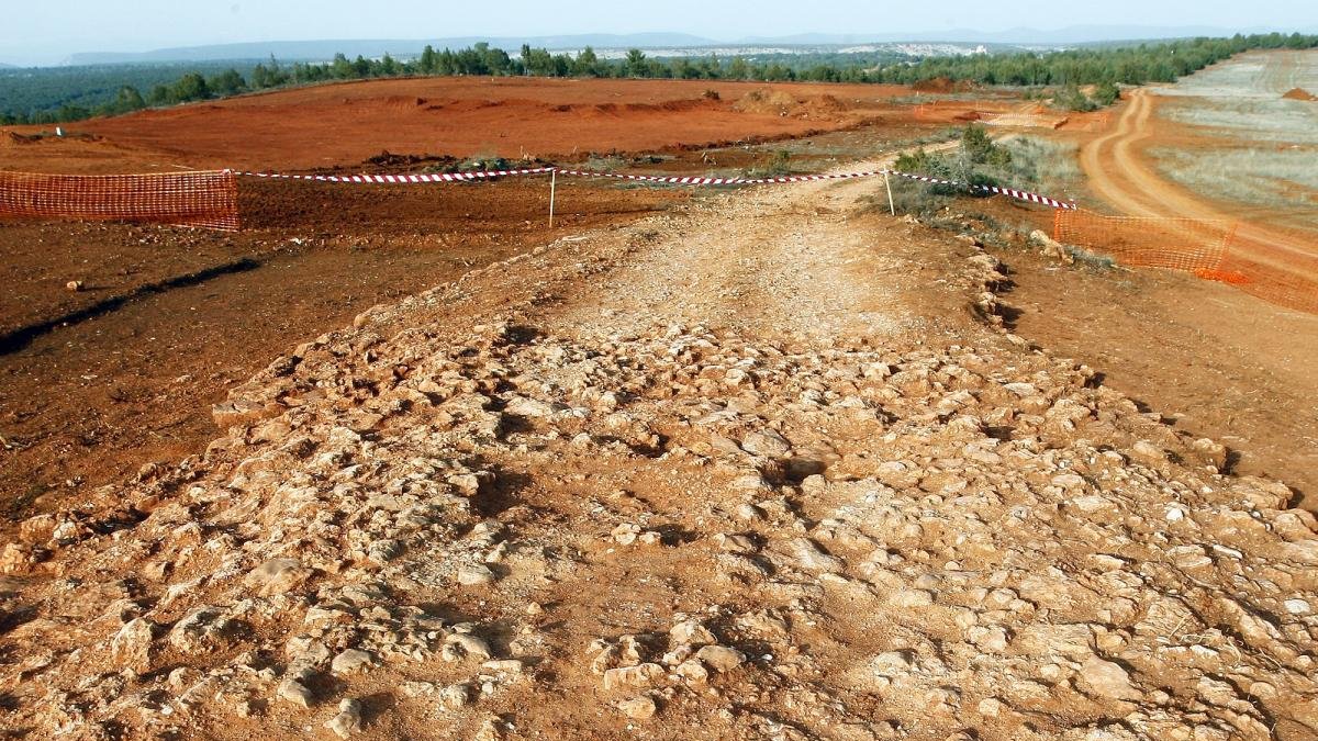 La calzada romana destapada durante las obras de la autovía del Duero, en el tramo entre Venta Nueva y Santiuste.-MARIO TEJEDOR