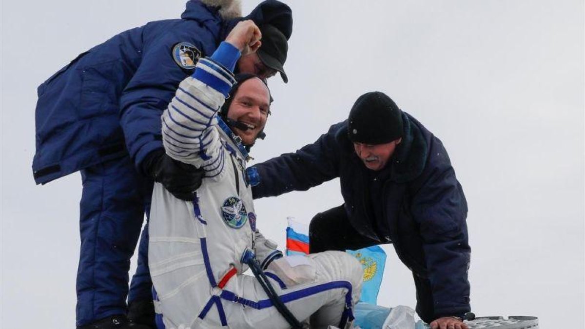 El personal de tierra ayuda a Alexander Gerst, de Alemania, a salir de la cápsula Soyuz MS-09.-REUTERS