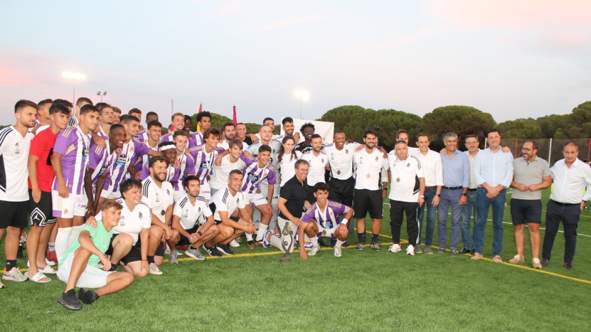 El Real Valladolid Promesas posa con el trofeo de Campeón. / P. ALONSO