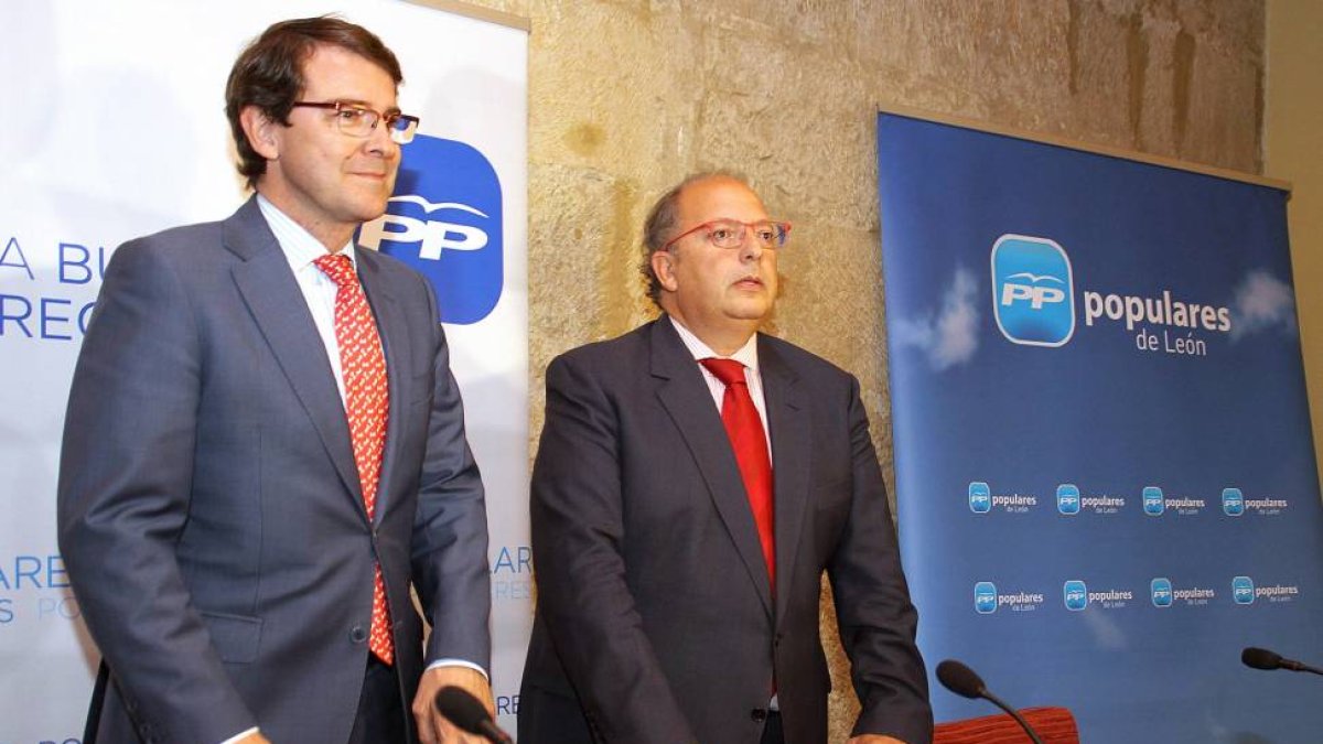 El secretario autonómico del PP, Alfonso Fernández Mañueco (I) acompañado por el presidente en funciones del PP, Eduardo Fernández(C)-Ical