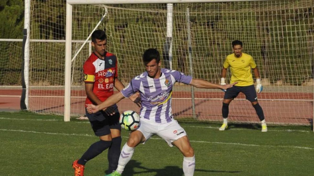 Dani Vega intenta llevarse el balón ante el marcaje de David Fernández.-PHOTO-DEPORTE