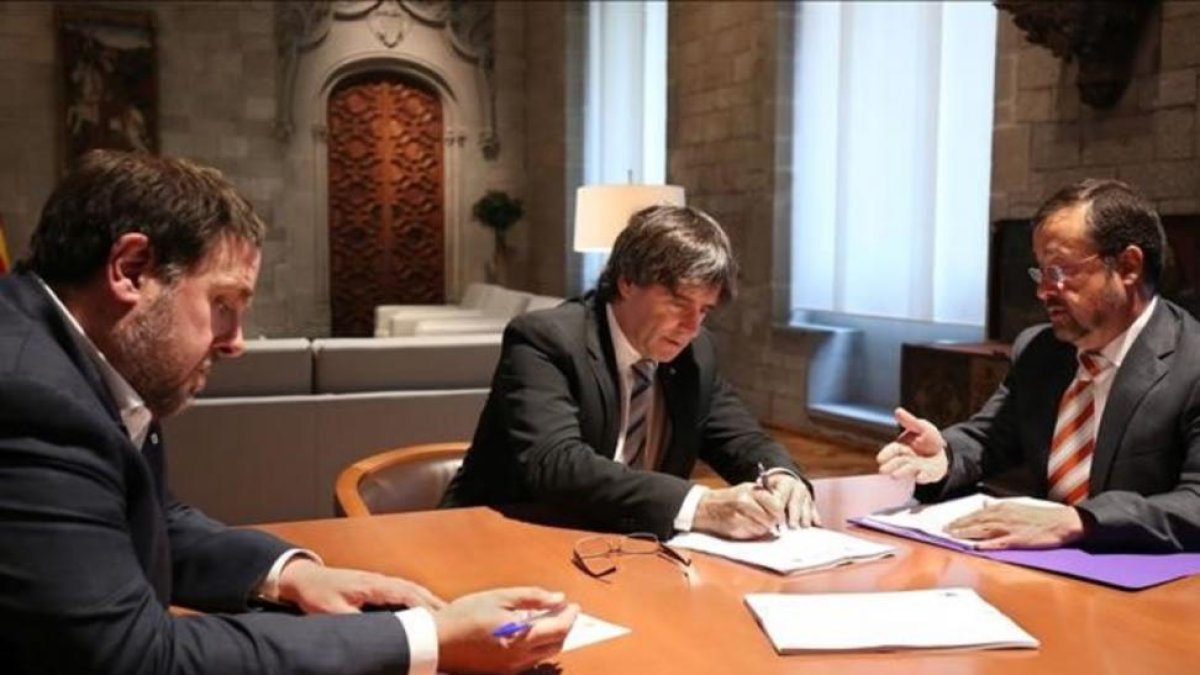Carles Puigdemont y Oriol Junqueras reciben la notificación del TSJC.-JORDI BEDMAR