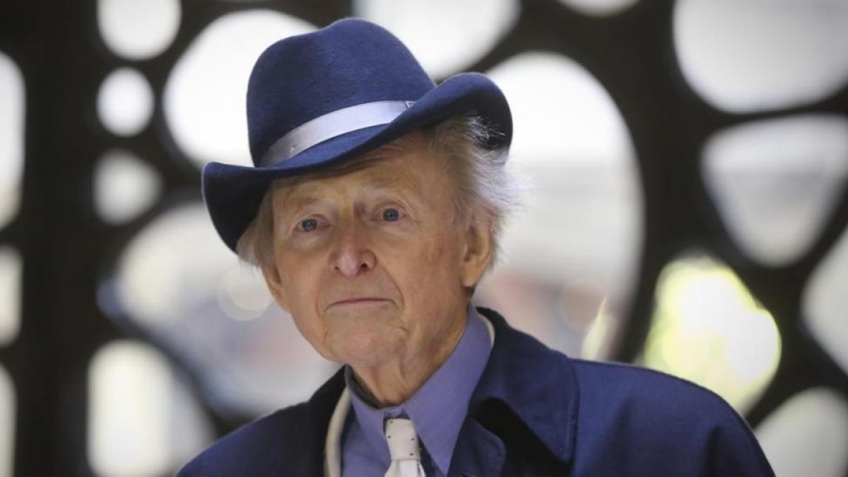 El escritor Tom Wolfe, durante la presentación de la novela Bloody Miami en Barcelona, en el 2013.-/ DANNY CAMINAL