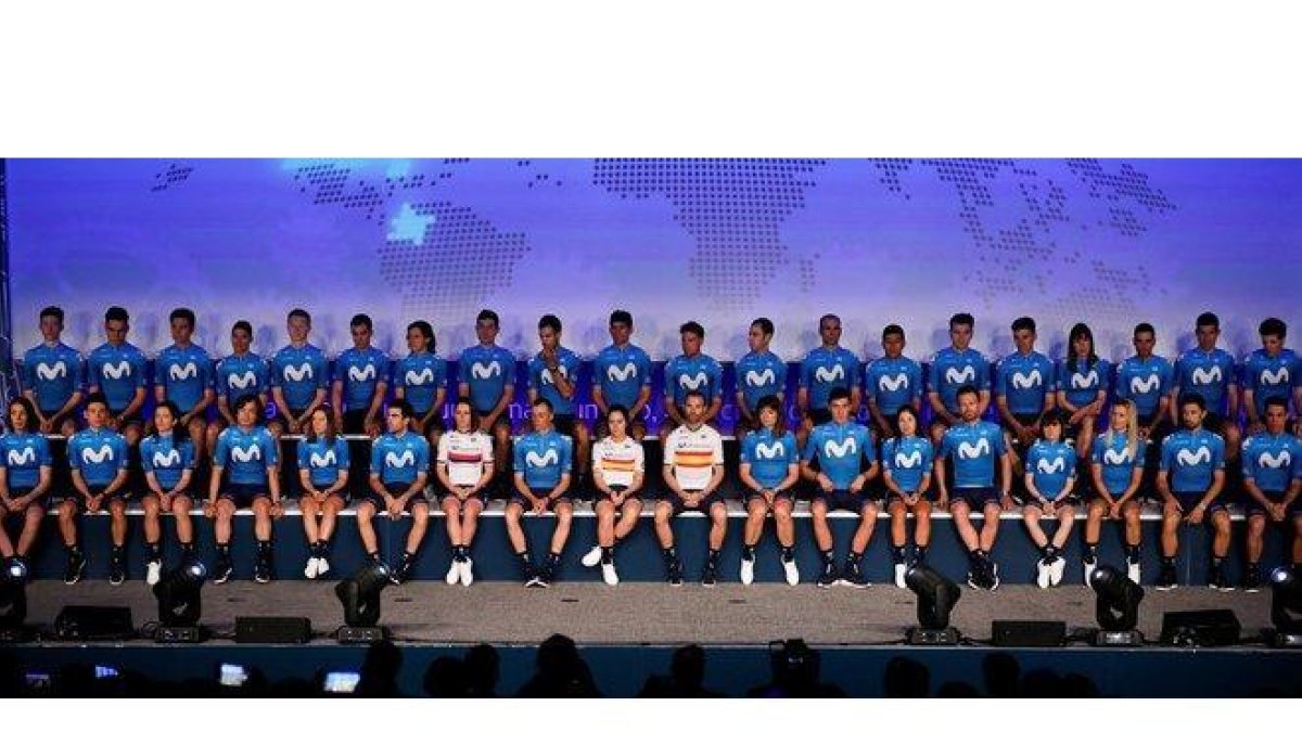 El Movistar, al completo, durante la presentación del equipo en Madrid.-EFE / DAVID FERNÁNDEZ