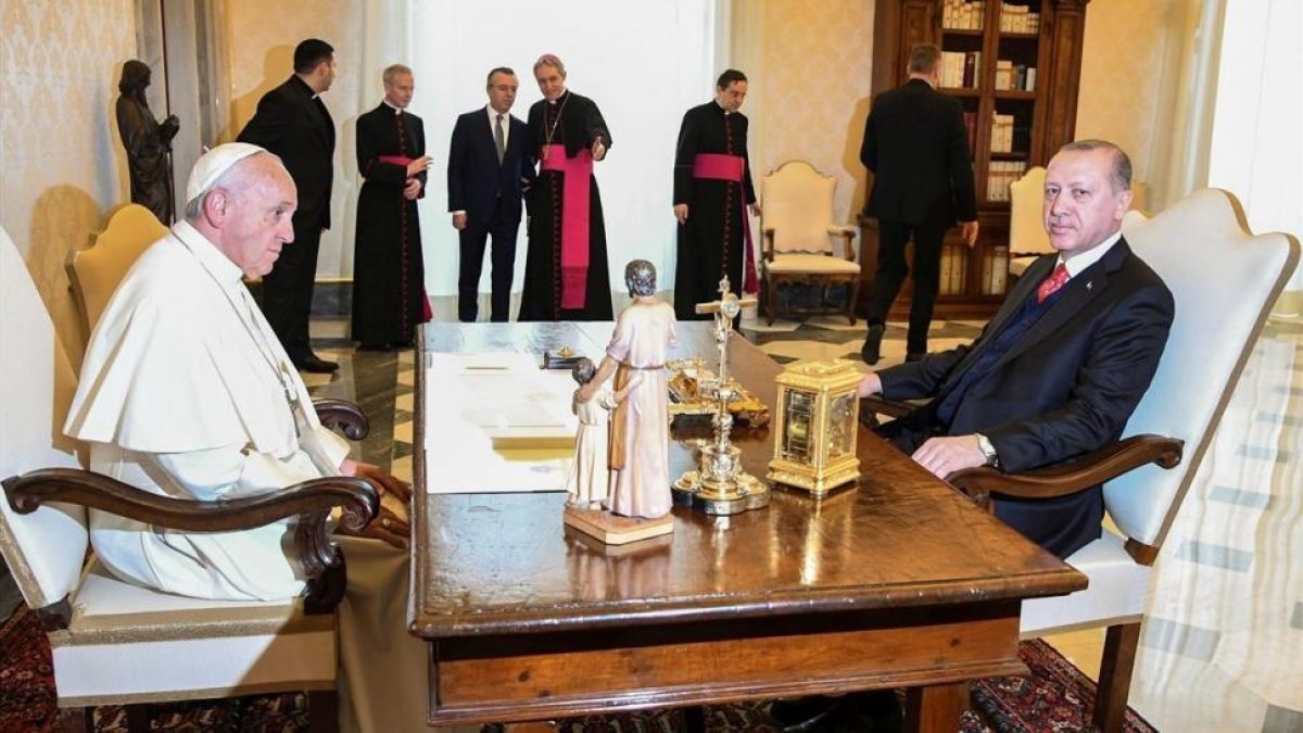 El Papa Francisco con Erdogan, este lunes 5 de febrero, en el Vaticano.-REUTERS / ALESSANDRO DI MEO