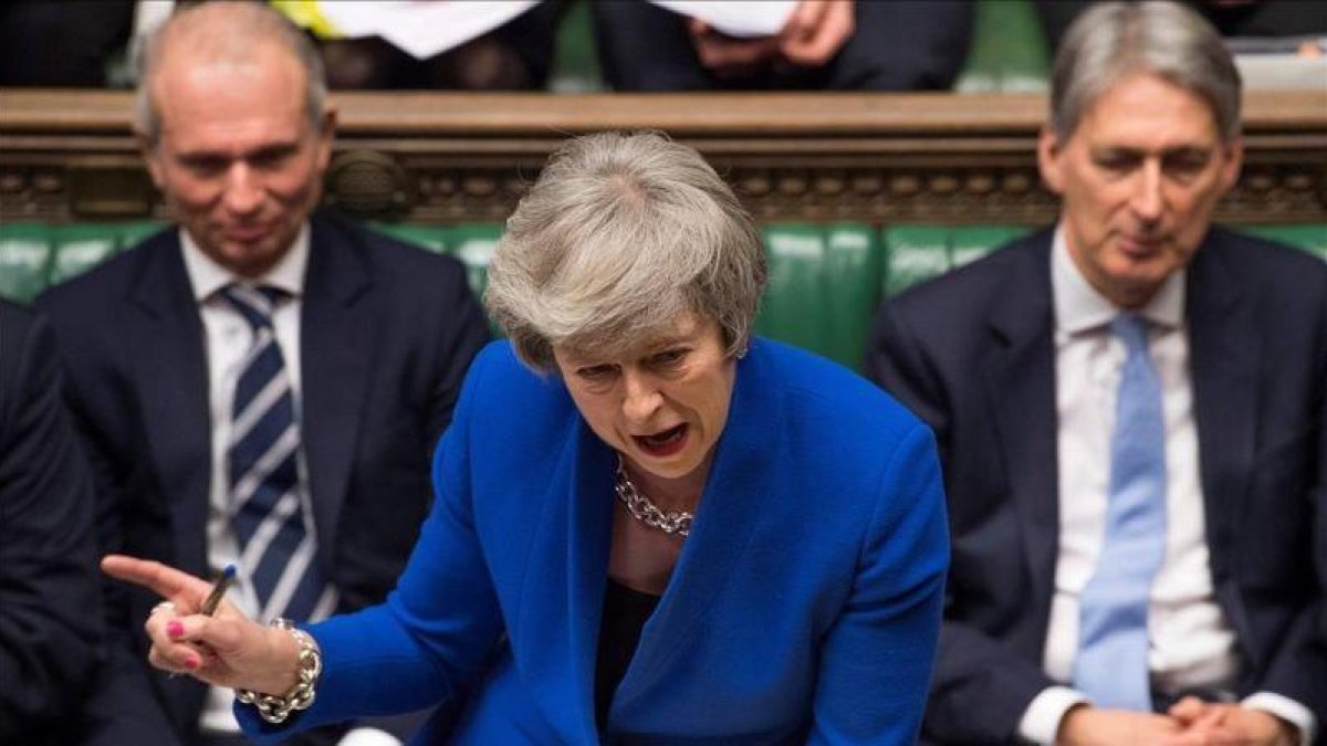 May, durante el debate sobre la moción de censura celebrado contra ella en el Parlamento británico, en la Cámara de los Comunes, este miércoles.-AFP / MARK DUFFY