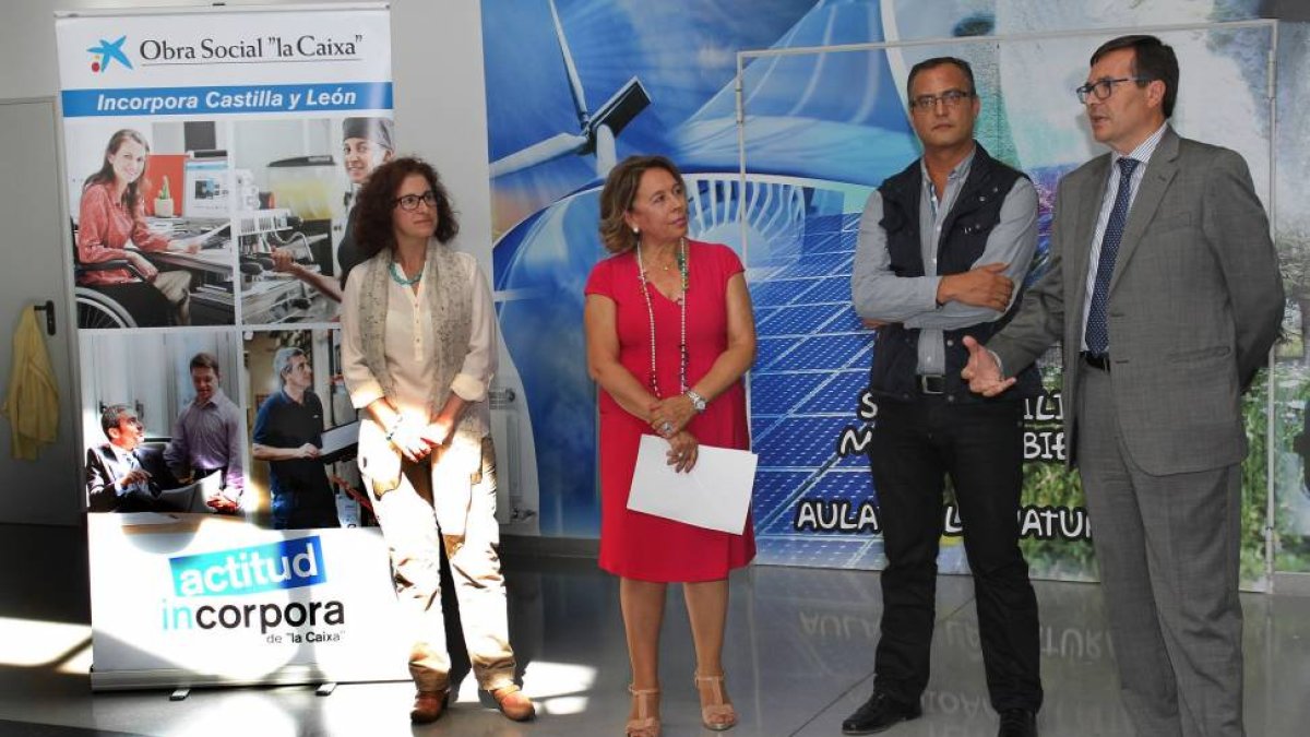 (IaD) La coordinadora del Grupo Incorpora de Castilla y León, Paloma Gil, la presidenta de Cocemfe, Consuelo Santiago, el concejal de Servicios Sociales, Luis Ángel Pérez, y el director de Instituciones de Caixabank, Gerardo Revilla.-ICAL