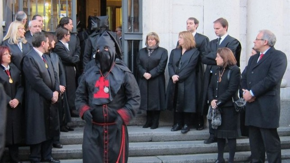 Empresario indultado en 2016 desfila en la procesión de Penitencia con la Cofradía de la Piedad. -EP