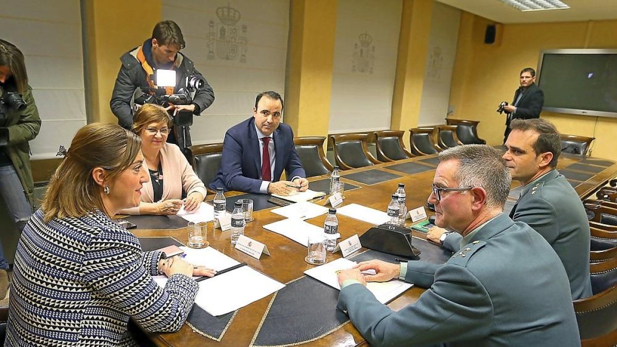 Virginia Barcones en la reunión de ayer con el general Clemente García Barrios y el teniente coronel Javier Peña.-ICAL