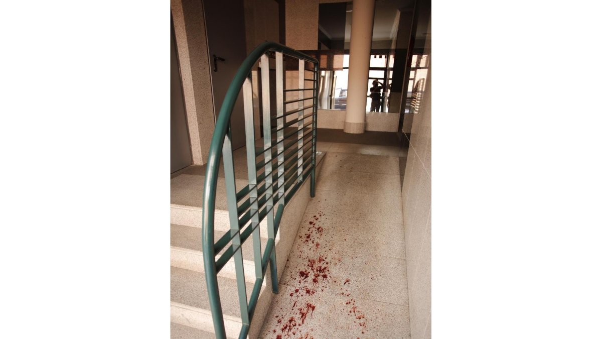 Portal de la calle Taboada García en el barrio de Chamberi de la capital charra, donde esta madrugada un joven degolló a su padre.-ICAL