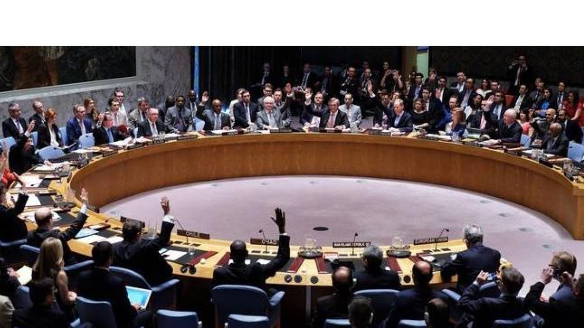 Votación del Consejo de Seguridad de la ONU en que se ha acordado levantar las sanciones a Irán.-Foto: AFP / JEWEL SAMAD