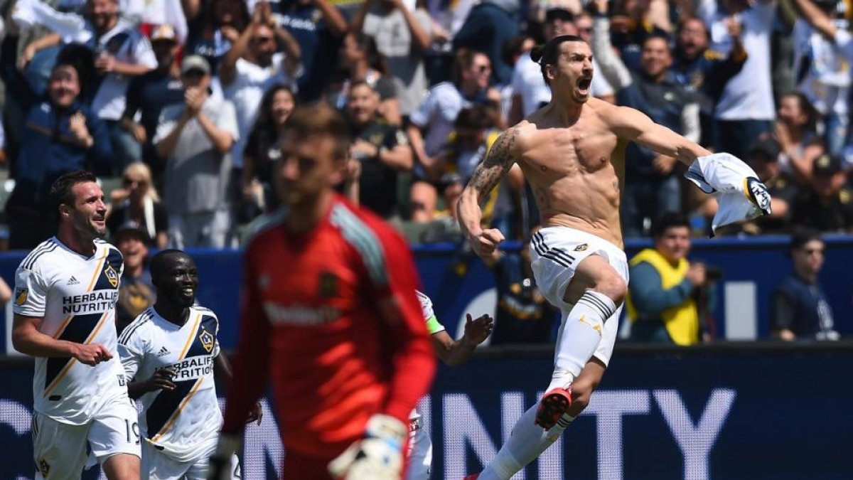 Zlatan Ibrahimovic celebra su primer gol en Estados Unidos.-AFP