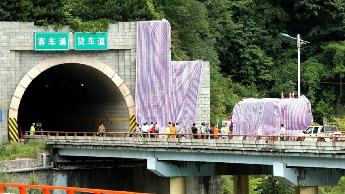 El autobús dañado fuera del túnel en Ankang-STR