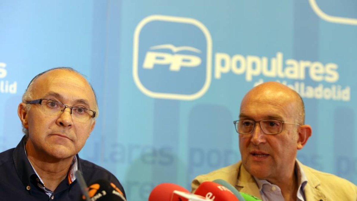 El presidente y el secretario general del PP de Valladolid, Ramiro Ruiz Medrano (I) y Jesús Julio Carnero, durante la rueda de prensa ofrecida en Valladolid-ICAL