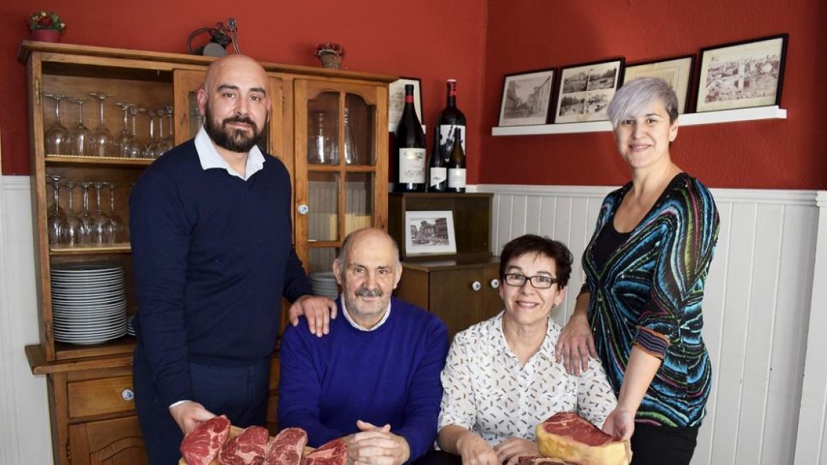 Agustín y Esther, fundadores del negocio, junto a sus actuales responsables, Sergio y Noelia, con varias piezas de vacuno.-ARGICOMUNICACIÓN