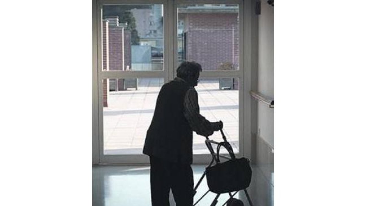 Una mujer, en una residencia en Horta-Guinardó, en Barcelona.-Foto: CARLOS MONTAÑÉS