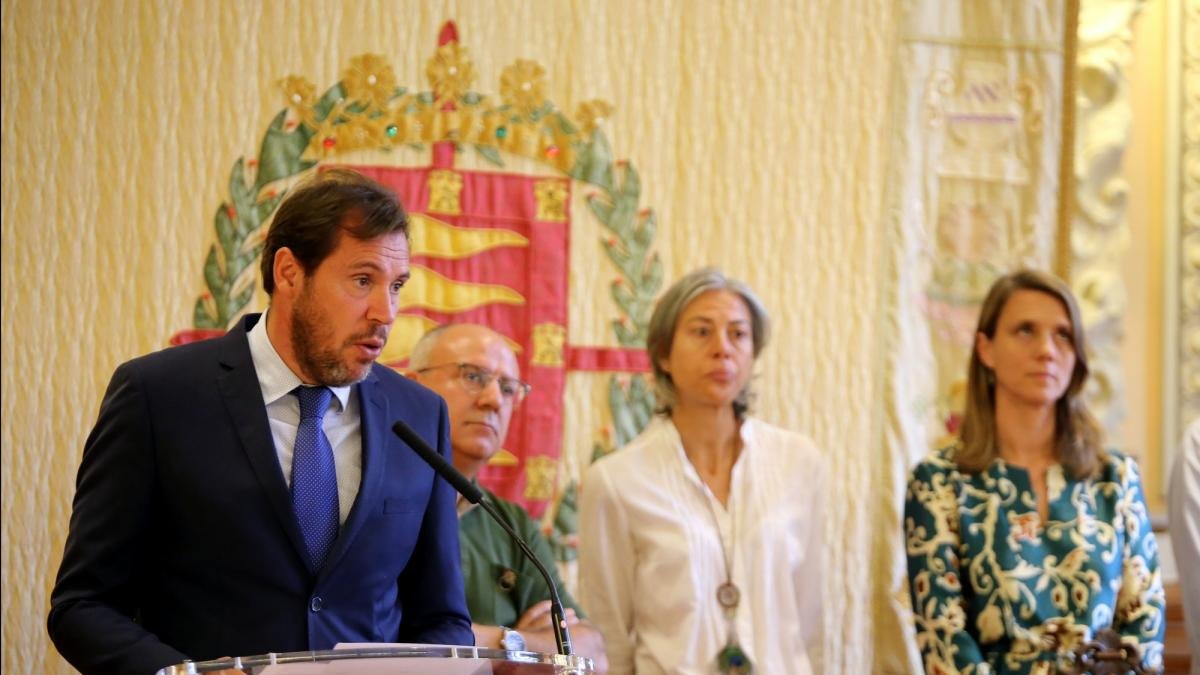 El alcalde de Valladolid, Óscar Puente (I), Nuria González, de UGT (3I), Ángela de Miguel, de CVE (2D), Gonzalo Franco, de CCOO (2I), y Antonio Gato, concejal de Hacienda, durante la firma de la II Estrategia Integrada Local de Empleo y Política Social-RUBÉN CACHO / ICAL